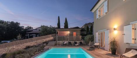 Una piscina al aire libre