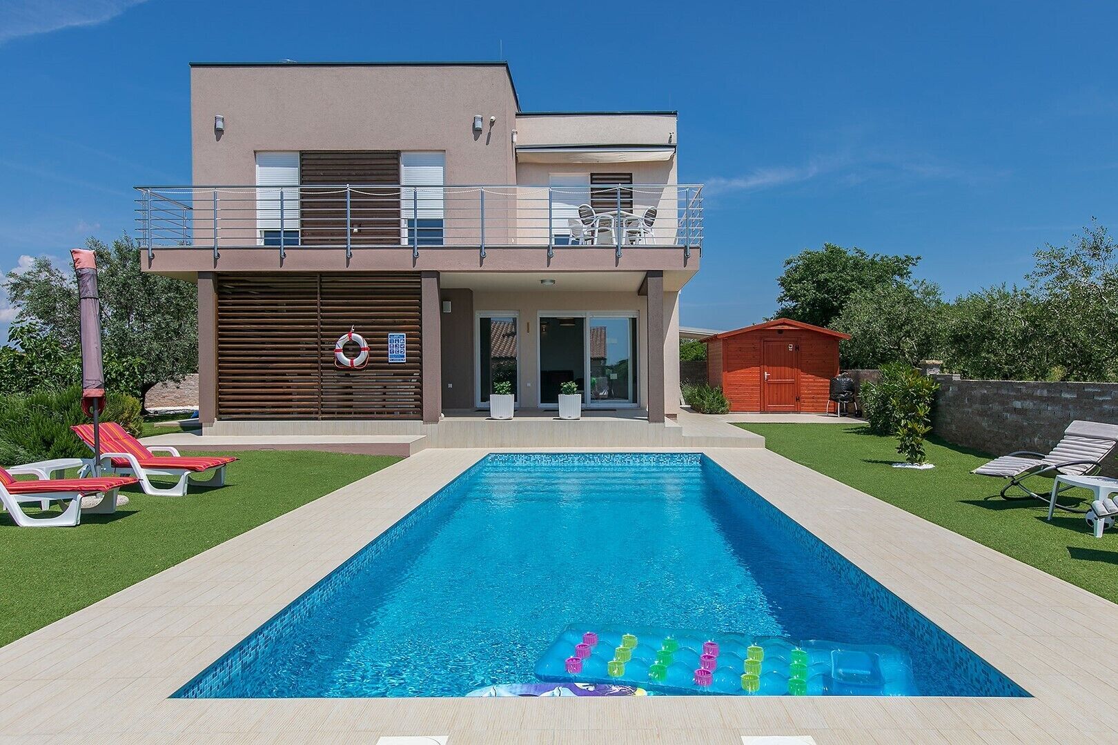 温水プール、サンラウンジャー