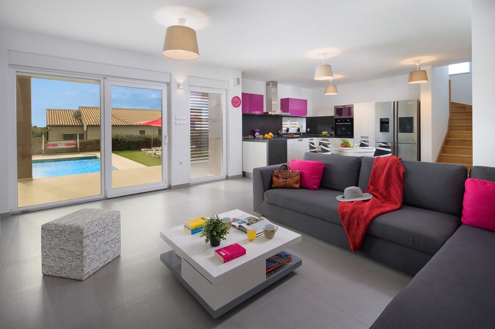 Una televisión, una chimenea, un reproductor de DVD, un futbolín