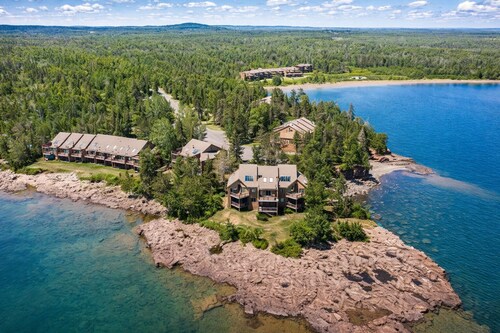 North Shore Nirvana: Lakefront, Deck, Fireplace