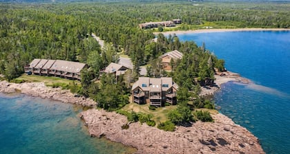 North Shore Nirvana: Lakefront, Deck, Fireplace