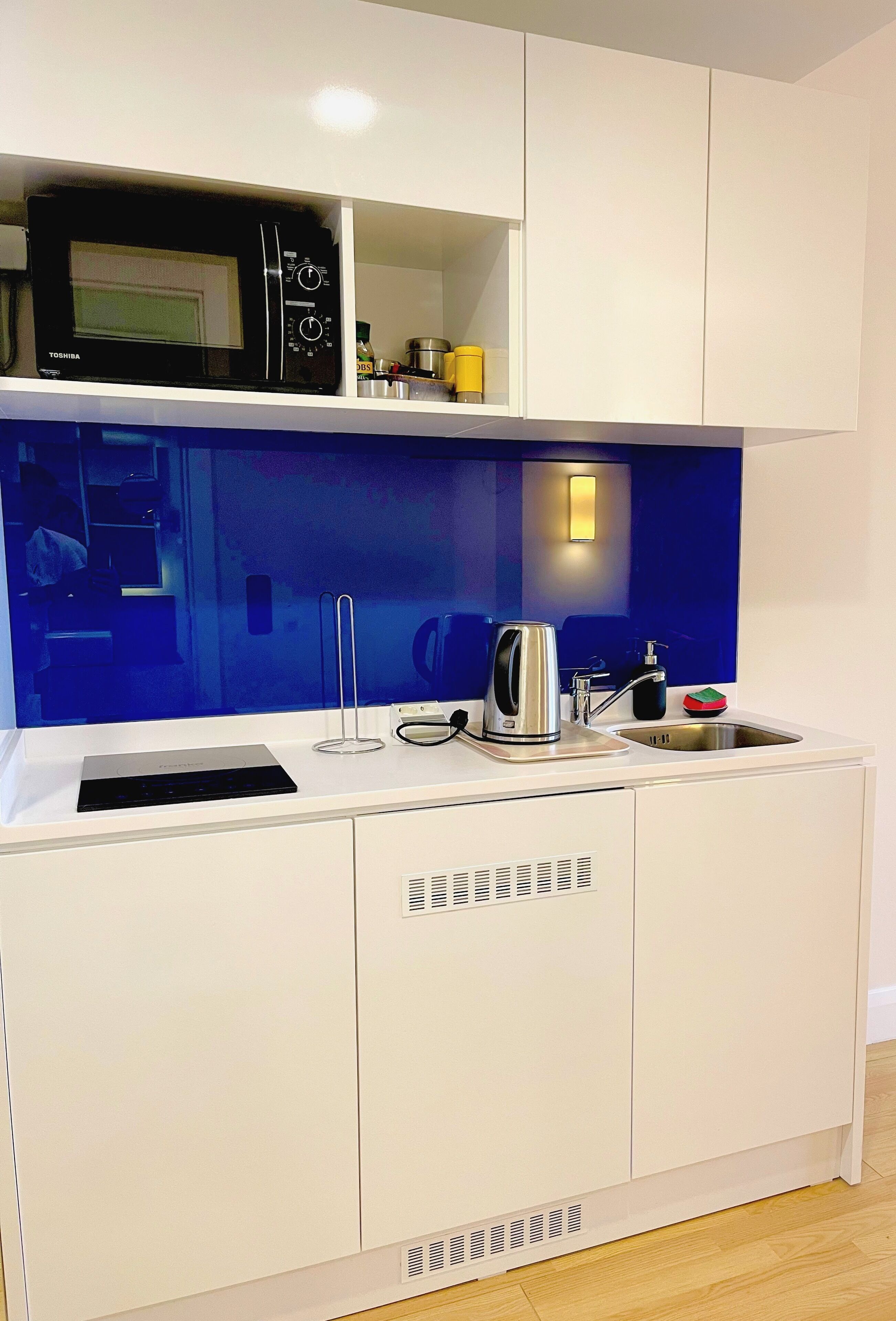 Jääkaappi, mikroaaltouuni, liesi, vedenkeitin