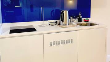 Jääkaappi, mikroaaltouuni, liesi, vedenkeitin