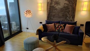 Una televisión de pantalla plana