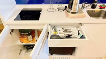 Frigorífico, microondas, placa de cocina y hervidor eléctrico