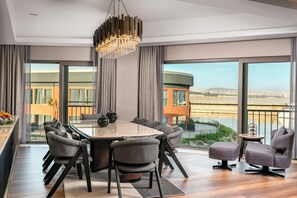 Panorama suite, 1 kingsize bed, uitzicht op zee | Hypoallergeen beddengoed, donzen dekbedden, een minibar