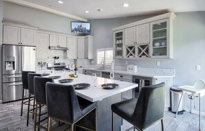 Fridge, microwave, oven, stovetop - Pool and Spa + Close to Disney +Game Room (Anaheim)