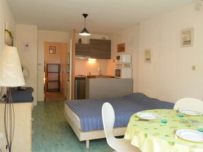 Room - Charming Studio with Pool Access, 400m from Beach – Sleeps 4 (Argelès-sur-Mer)