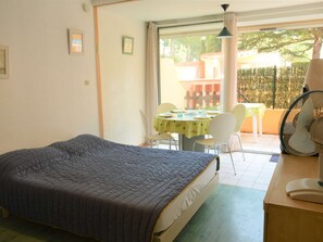 Room - Charming Studio with Pool Access, 400m from Beach – Sleeps 4 (Argelès-sur-Mer)