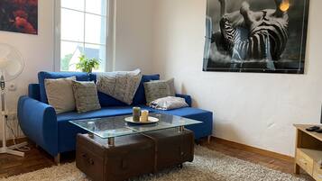 Smart TV, libros, oficina