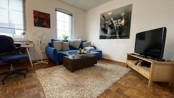 Smart TV, libros, oficina