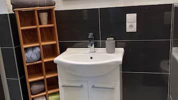 Dusche, Haartrockner, Handtücher, Seife