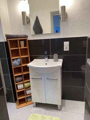 Dusche, Haartrockner, Handtücher, Seife