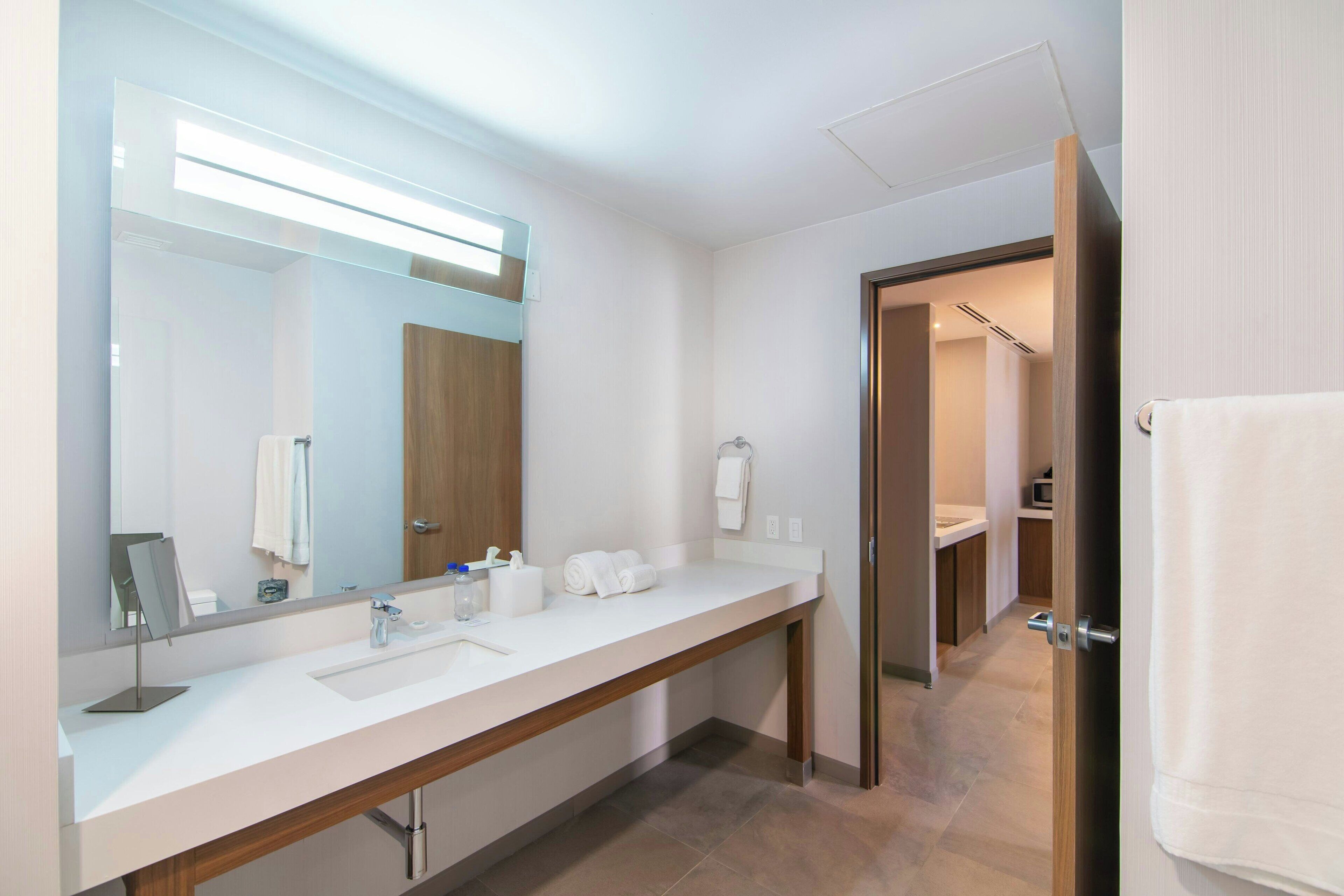 suite, 1 bedroom | bathroom | shower, rainfall showerhead, hair dryer, towels