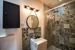 Badewanne, Haartrockner, Handtücher