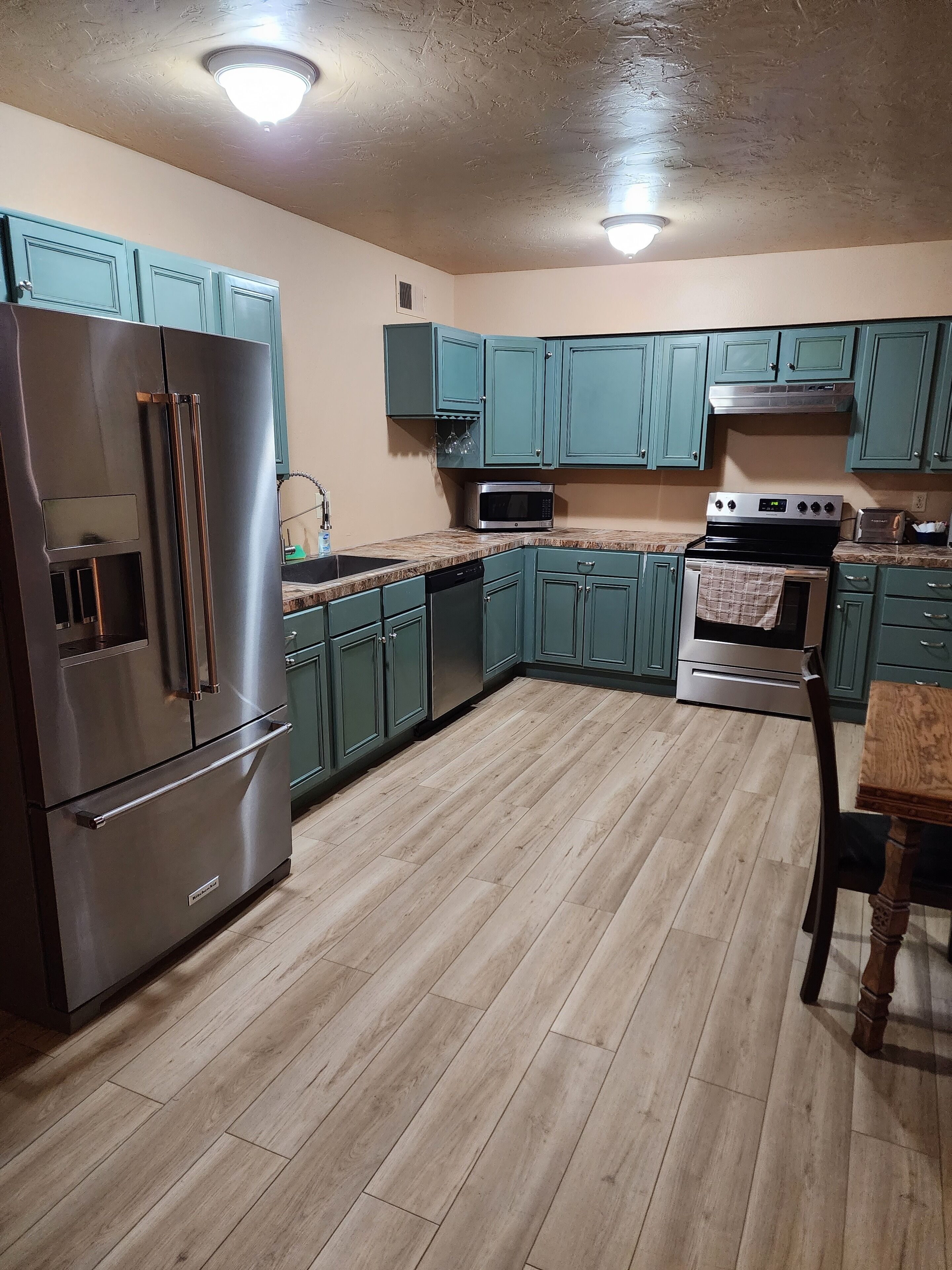 Microwave, dishwasher, coffee/tea maker, cookware/dishes/utensils