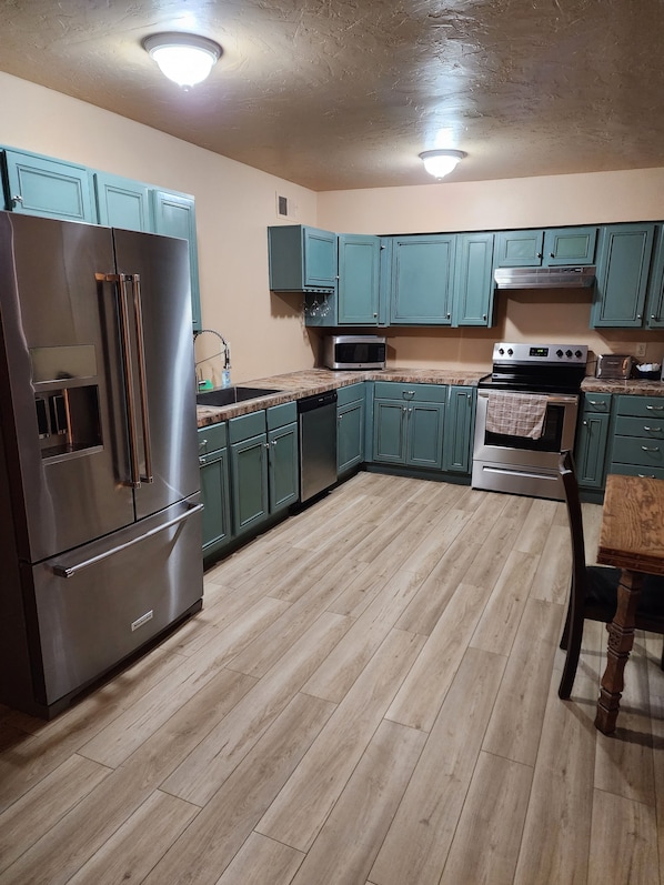 Mikrovågsugn, diskmaskin, kaffe- och tebryggare och grytor/köksredskap