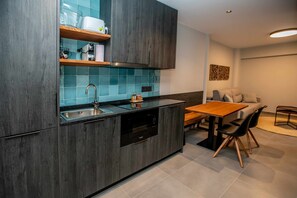 Réfrigérateur, micro-ondes, lave-vaisselle, cafetière/bouilloire