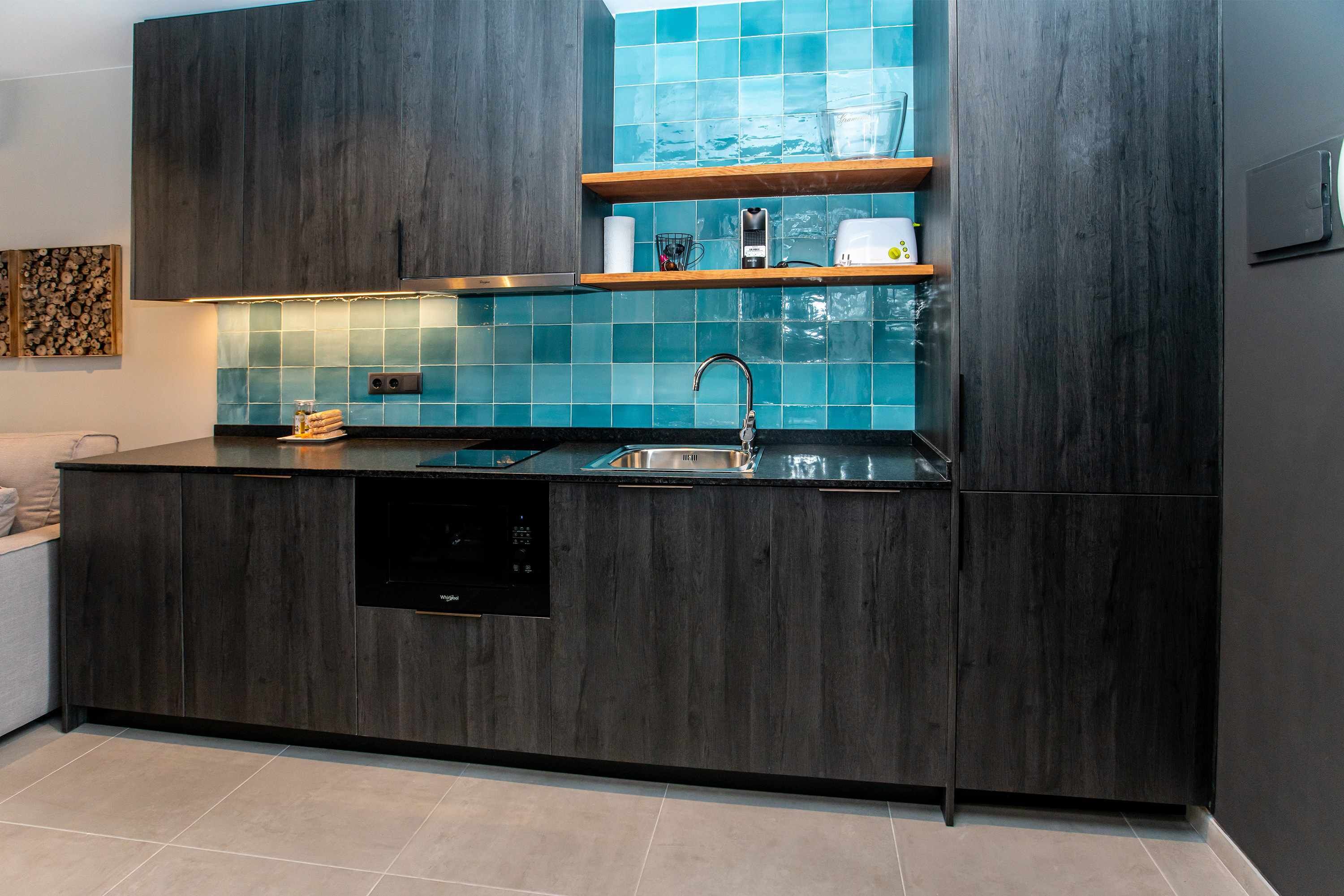 Een koelkast, een microgolfoven, een vaatwasser