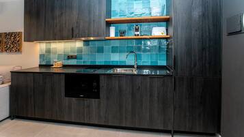 Een koelkast, een microgolfoven, een vaatwasser