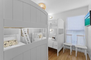 3 bedrooms, desk, internet, bed sheets
