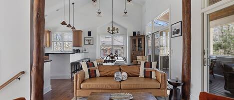 Een smart-tv en een open haard