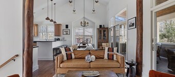 Juniper Presents: Stunning Lodge+Hottub, 2 Patios, Pool-Theater-Clubhouse Access