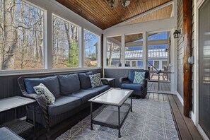 Una Smart TV, una chimenea