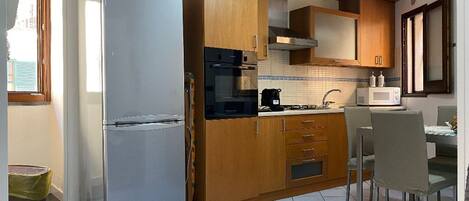 Refrigerador, microondas, horno, placa de cocina