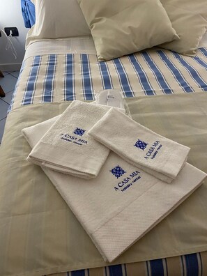 1 quarto, cofres nos quartos, ferros/tábuas de passar roupa