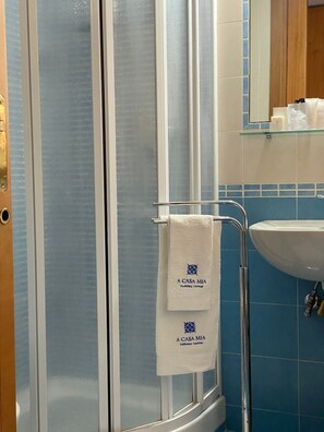 Dusche, Haartrockner, Bidet, Handtücher