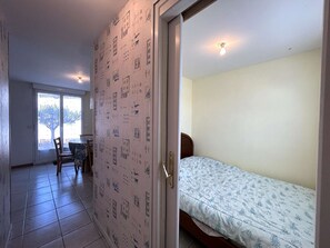 Room - Cozy 1-Bed House Near Beach, Forest & Shops, Terrace w/ BBQ, Private Parking (Saint-Hilaire-de-Riez)