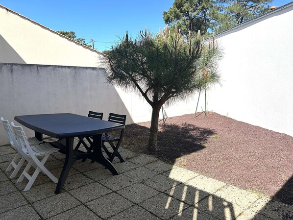Outdoor dining - Cozy 1-Bed House Near Beach, Forest & Shops, Terrace w/ BBQ, Private Parking (Saint-Hilaire-de-Riez)