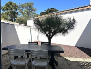 Outdoor dining - Cozy 1-Bed House Near Beach, Forest & Shops, Terrace w/ BBQ, Private Parking (Saint-Hilaire-de-Riez)