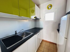 Fridge, microwave, stovetop, dishwasher - Apartment for 4 with terrace and parking, 150m from beach - Cap d'Agde (Cap d'Agde)