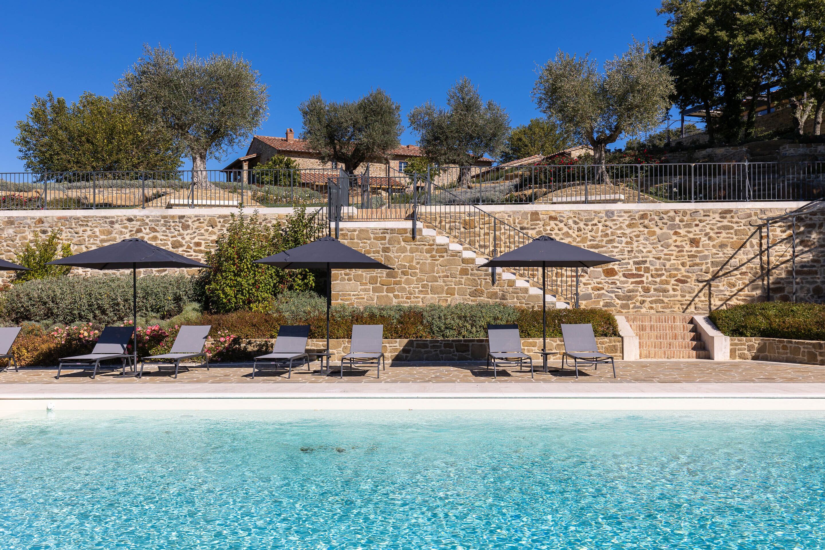 시즌별로 운영되는 야외 수영장