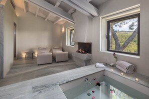 Presidential-suite | Badeværelse | Bruser, brusehoved med hydromassage, designertoiletartikler, hårtørrer