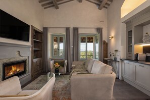 Junior suite | Woonruimte | Een 30-inch smart-tv met kabelzenders en televisie