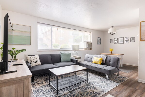 Smart-TV, Kamin, Arbeitsbereiche