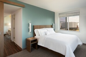 Hypo-allergenic bedding, in-room safe, desk, laptop workspace - Element by Marriott Austin at The Domain (Austin)