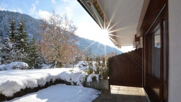 A snow-covered landscape with a building's exterior and a mountain in the background. - 2-room apartment, sleeps 6, terrace, garage, Le Grand-Bornand (Le Grand-Bornand)