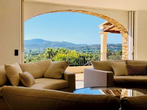 Magnificent sea view, of the Gulf of Saint Tropez and the mountains.