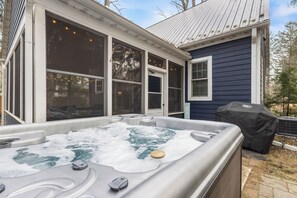 Terrace/patio - Great Family Home, Hot Tub All Year, Gourmet Kitchen (Sawyer)