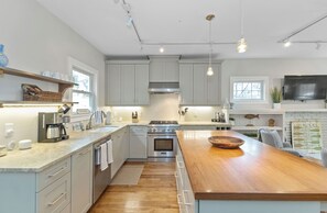 Fridge, microwave, oven, stovetop - Great Family Home, Hot Tub All Year, Gourmet Kitchen (Sawyer)