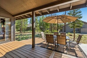 Outdoor dining - Sharc, AC, Bikes, Hot Tub, One level, Pet friendly (Sunriver)