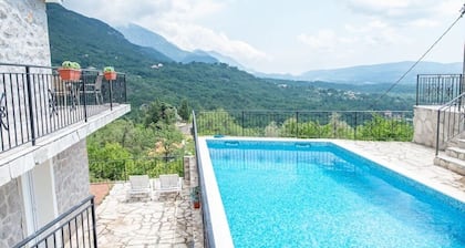 Ideal for groups of family and friends, 5 Apartments,each sleeps 4 Private Pool
