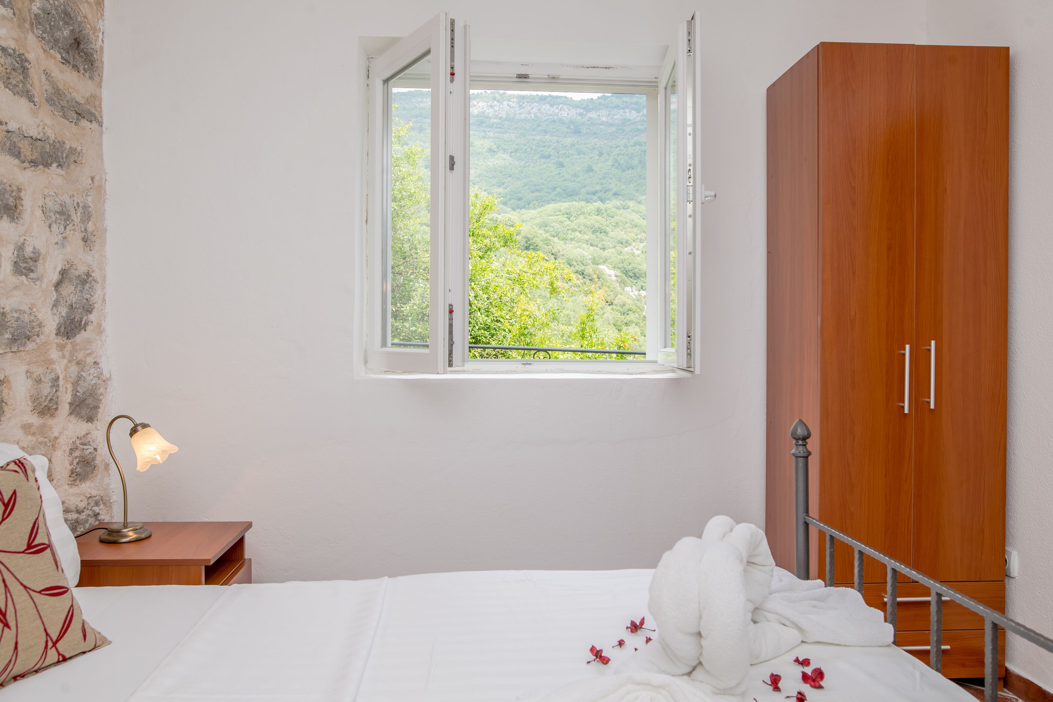 10 chambres, fer et planche à repasser, lit parapluie, Wi-Fi gratuit