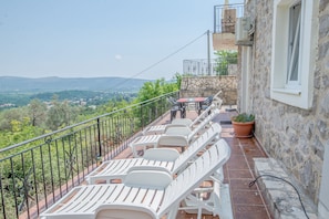 Outdoor dining - Ideal for groups of family and friends,  5 Apartments,each sleeps 4 Private Pool (Bogdašici)