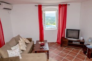 TV, DVD player, books, video library - Ideal for groups of family and friends,  5 Apartments,each sleeps 4 Private Pool (Bogdašici)