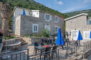 Outdoor dining - Ideal for groups of family and friends,  5 Apartments,each sleeps 4 Private Pool (Bogdašici)